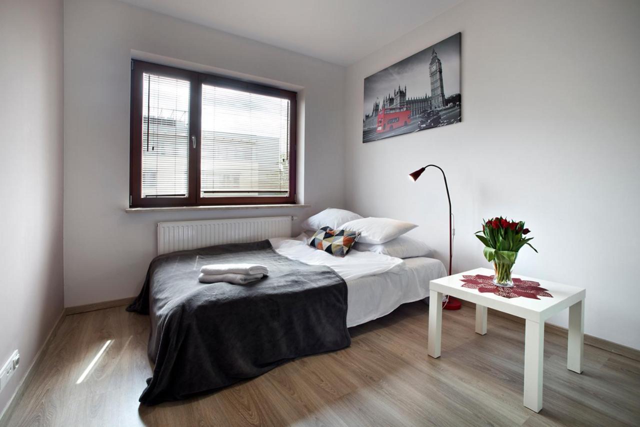 Airport Okecie Klobucka P&O Serviced Apartments Warschau Exterior foto